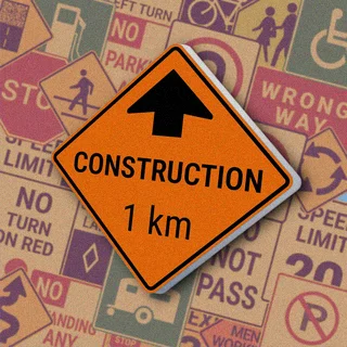 Оранжевый ромб с черной стрелкой вверх, текстом "CONSTRUCTION" и значением "1 km". Знак "Construction ahead" предупреждает о дорожных работах через один километр