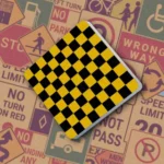 Ромб с черно-желтым шахматным узором. Предупреждающий знак "Dead End Checkerboard" указывает на окончание дороги или препятствие, перед которым нужно остановиться
