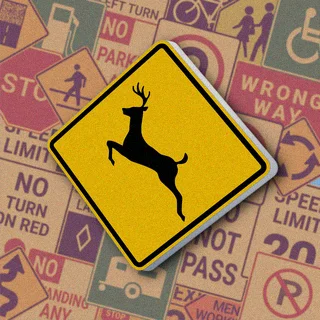 Желтый ромб с черным силуэтом прыгающего оленя. Знак "Deer crossing" предупреждает о возможном появлении оленей на проезжей части