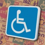 Синий квадрат с белым символом человека в кресле-коляске. Знак "Handicap parking" (или "Permit parking") указывает на места, зарезервированные для лиц с ограниченными возможностями