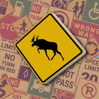 Желтый ромб с черным силуэтом лося. Знак "Moose crossing" предупреждает о возможном появлении диких животных на дороге