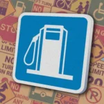 Синий квадрат с белым силуэтом топливной колонки. Знак "Gas Station" указывает на наличие автозаправочной станции поблизости.