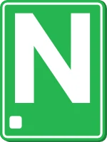 Квадратный зеленый знак с большой белой буквой «N». Он крепится на заднюю часть автомобиля и используется для обозначения начинающего водителя (в рамках программы GLP в Британской Колумбии).