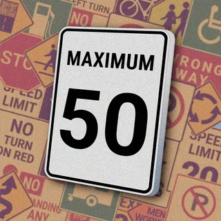 Вертикальный прямоугольный знак белого цвета с черной надписью "MAXIMUM" и числом "50". Знак "Maximum Speed 50" устанавливает максимально допустимую скорость 50 км/ч