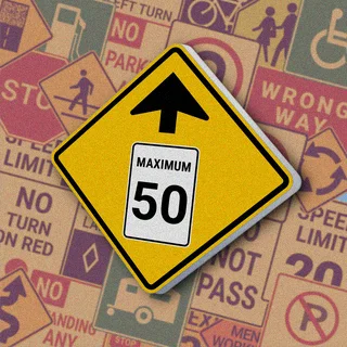 Желтый ромб с черной стрелкой вверх и миниатюрой знака "MAXIMUM 50". Знак "Speed limit 50 ahead" предупреждает о приближении к зоне ограничения скорости до 50 км/ч
