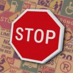 Красный восьмиугольник с белой окантовкой и надписью "STOP". Знак "Stop" предписывает обязательную полную остановку перед пересечением проезжей части