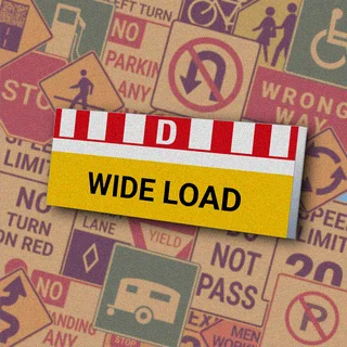 Горизонтальный знак с красными полосами, буквой "D" и надписью "WIDE LOAD" на желтом фоне. Знак "Oversize Load" указывает на транспортное средство, перевозящее крупногабаритный груз