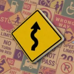 Желтый ромб с черной извилистой стрелкой, указывающей вверх. Знак "Winding road" предупреждает о серии из трех и более поворотов впереди