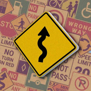 Желтый ромб с черной извилистой стрелкой, указывающей вверх. Знак "Winding road" предупреждает о серии из трех и более поворотов впереди